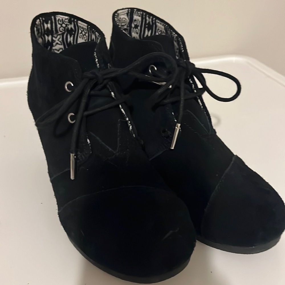 Like new black Toms wedge boots